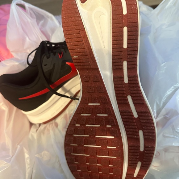 Like New Men’s Nike shoes - Picture 2 of 3